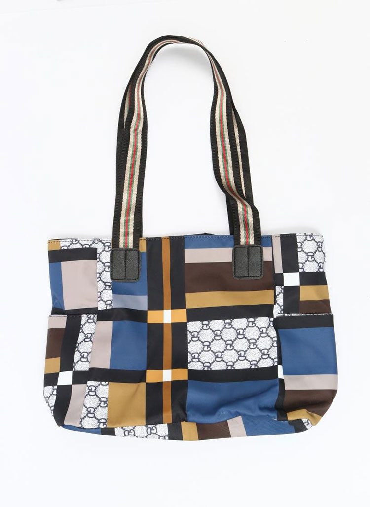 Саяхат кезінде үлкен иық сөмкелерінің практикасы